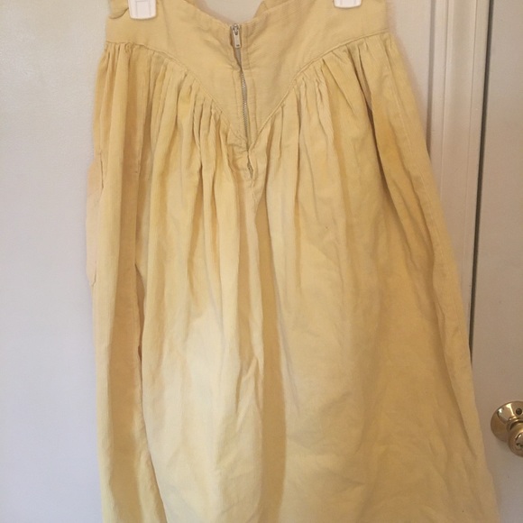 Vintage pale yellow midi skirt with pockets - Picture 2 of 2